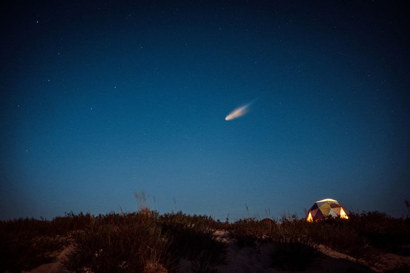 Ilustracija meteorita koji ulazi u atmosferu