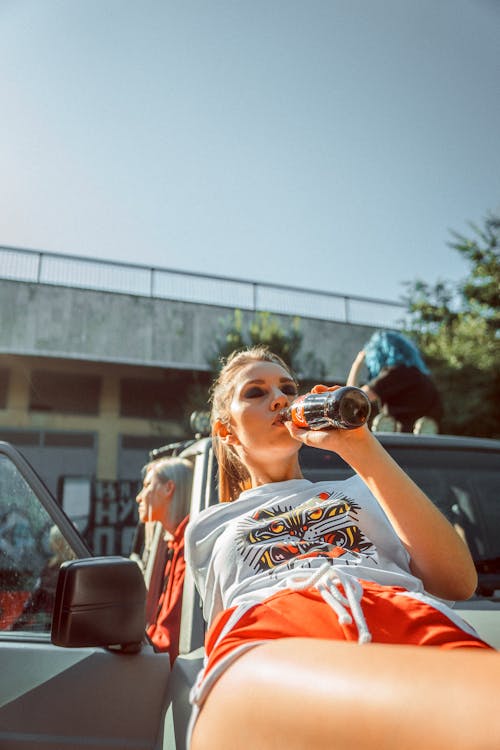 Fotos de stock gratuitas de adulto, al aire libre, apoyado