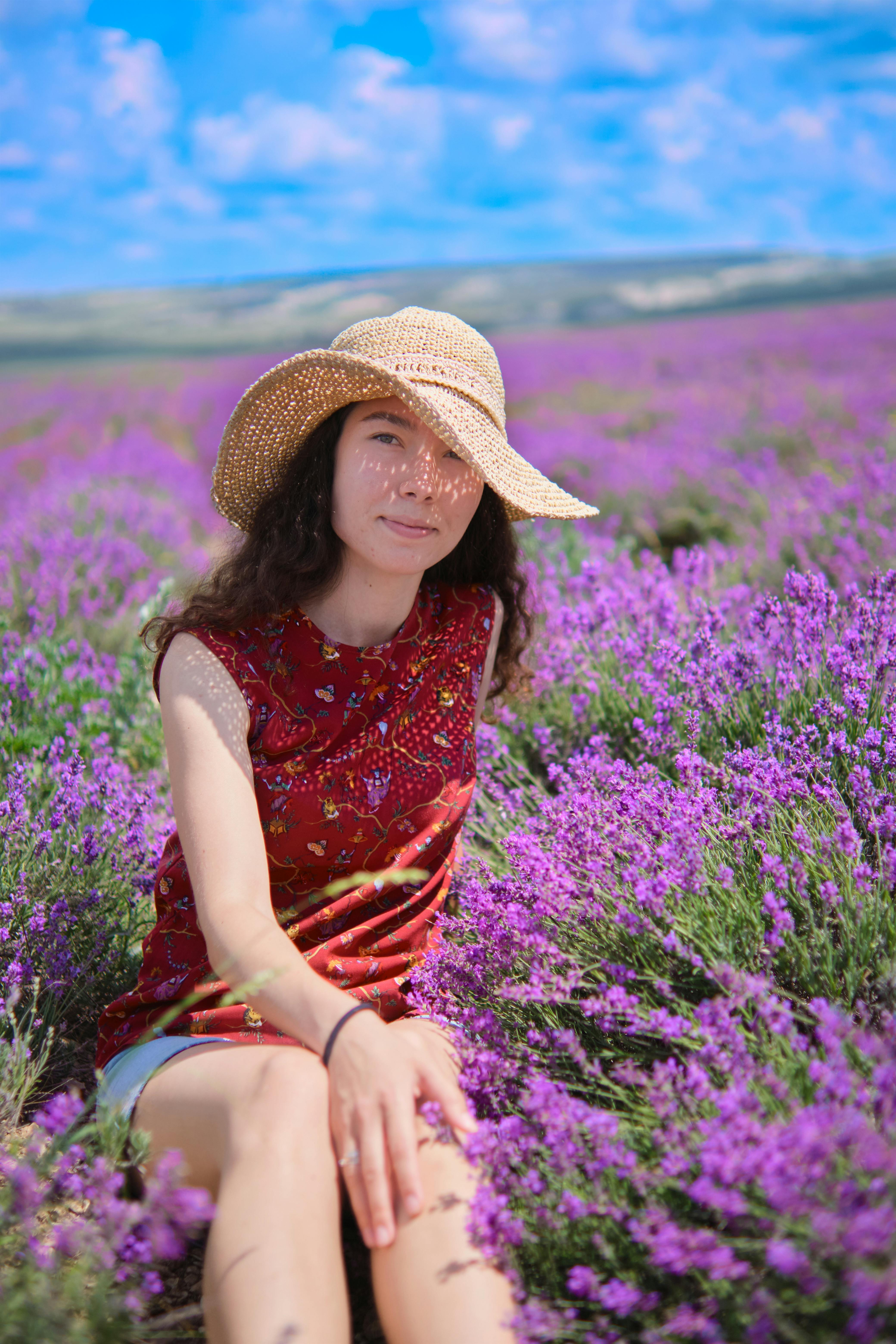Đồng quê hoa lavender: Bức hình này giữa mẫu cảnh hoang sơ, giữa vùng đồng quê nơi hoa lavender nở rộ, sẽ đưa bạn đến với một mảnh đất trù phú với giá trị thiên nhiên nhiều đẹp như tranh vẽ. Làn gió thoang thoảng, sắc hoa tím xé nét trên nền xanh biếc.