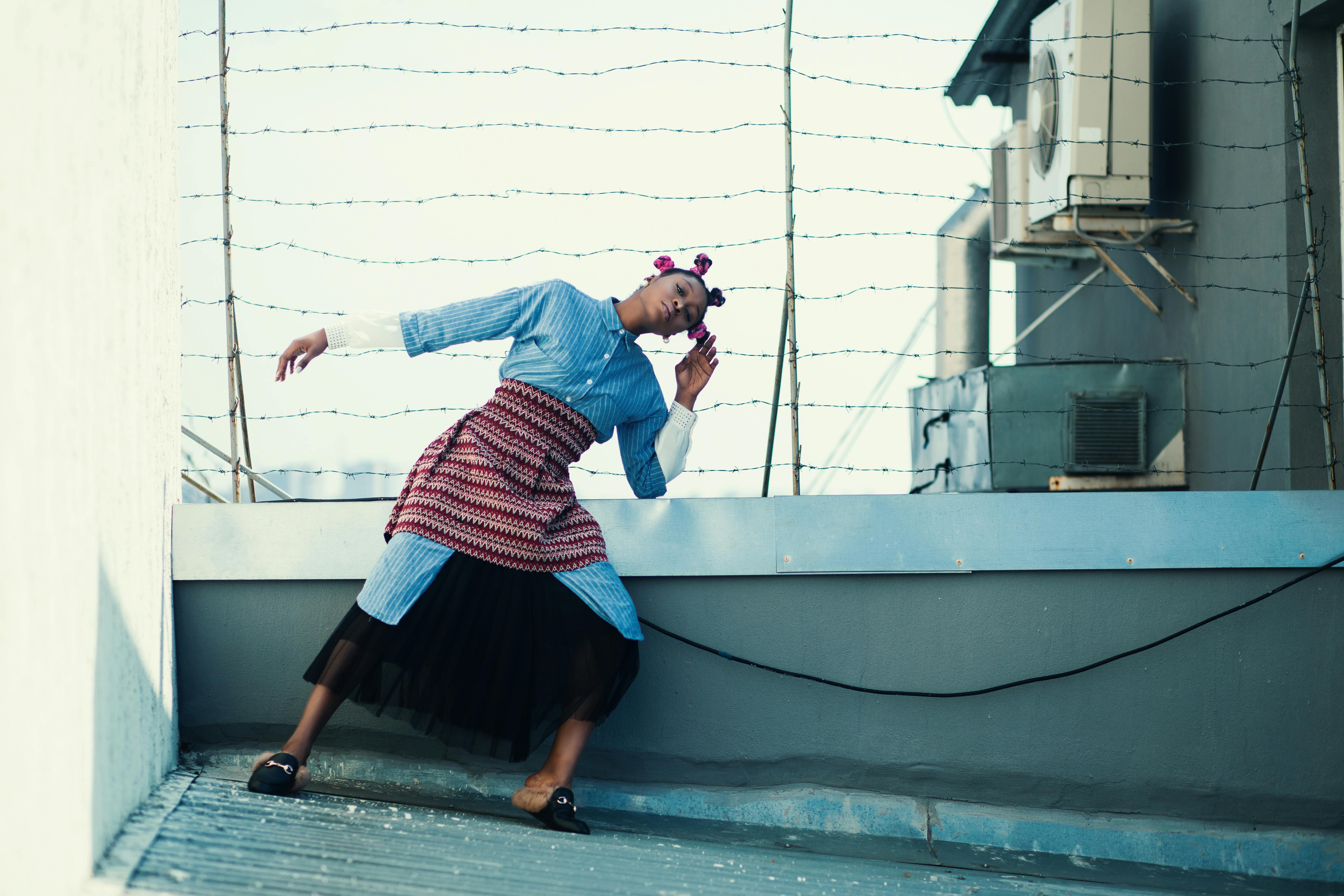 Gratis Wanita Dengan Atasan Lengan Panjang Kancing Biru Dan Rok Hitam Foto Stok