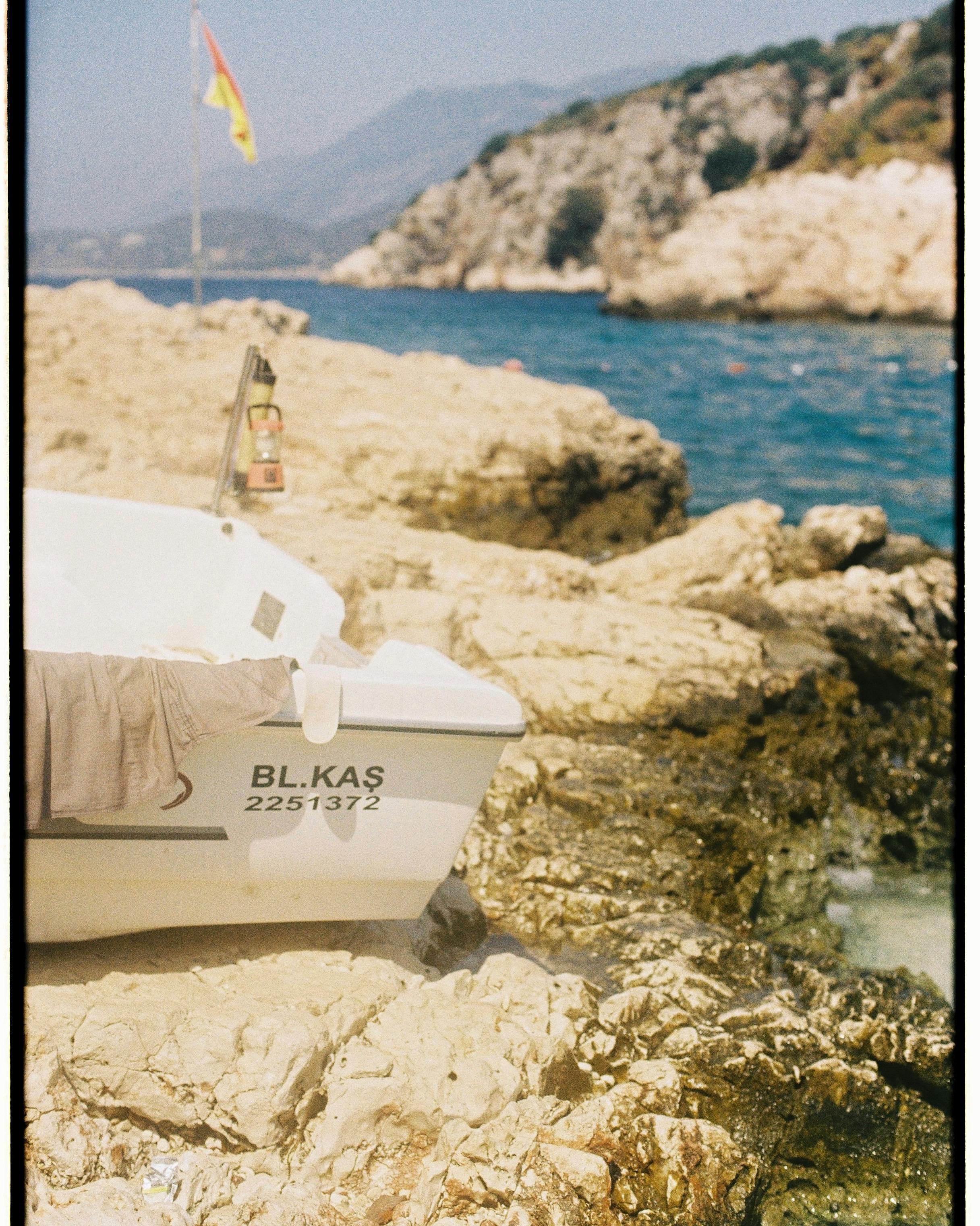 What is a white flag in dating?