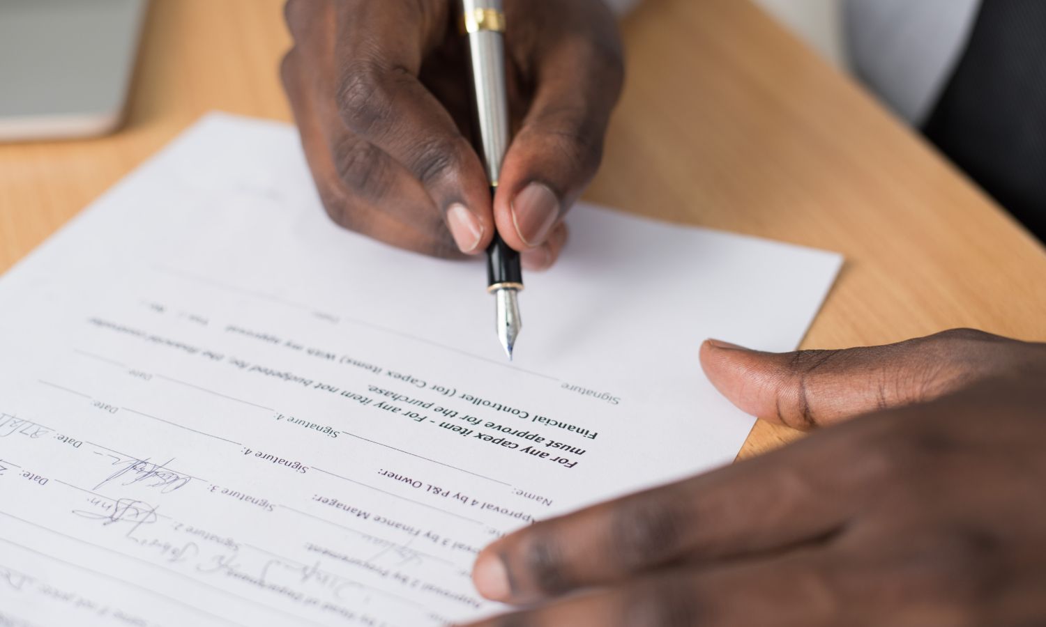 Documento legal listo para firmar sobre una mesa de despacho