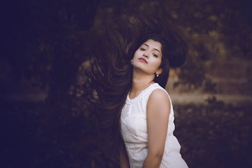 бесплатная Фотография женщины в белом платье без рукавов с круглым вырезом в селективном фокусе Стоковое фото