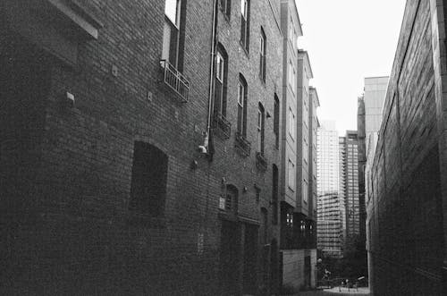 Free Black and White Photo of an Alley in Seattle Stock Photo