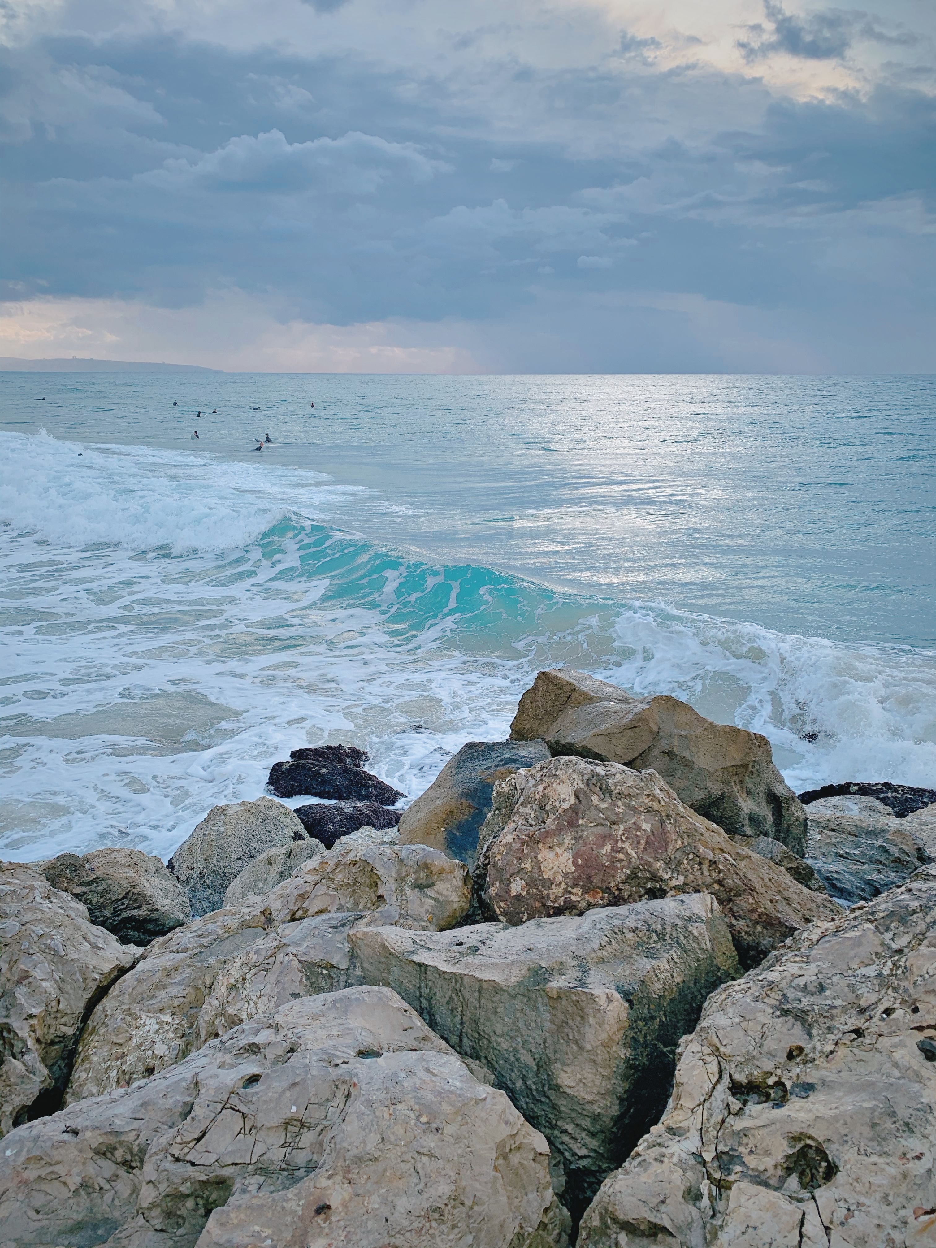 Ocean Waves Under Cloudy Sky Crashing on Shore · Free Stock Photo