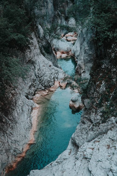 Free A tranquil stream flows through a rocky gorge in Kastamonu, Türkiye, surrounded by lush greenery. Stock Photo