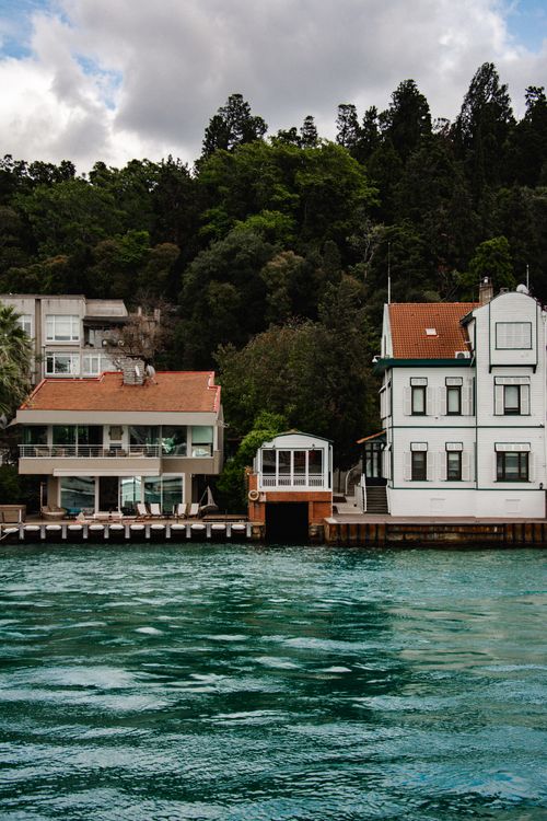 Free Picturesque houses along the Bosphorus Strait in Istanbul, Türkiye, showcasing beautiful architecture. Stock Photo