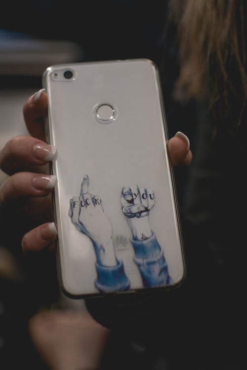 Persoon Houdt Zilveren Huawei P9 Lite Smartphone Vast