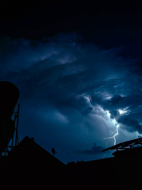 Free Thunderbolt on a Dark Sky  Stock Photo