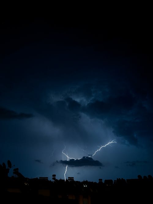 Free Thunderbolt on a Dark Sky Stock Photo
