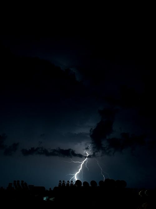 Free Thunderbolt on a Dark Sky Stock Photo