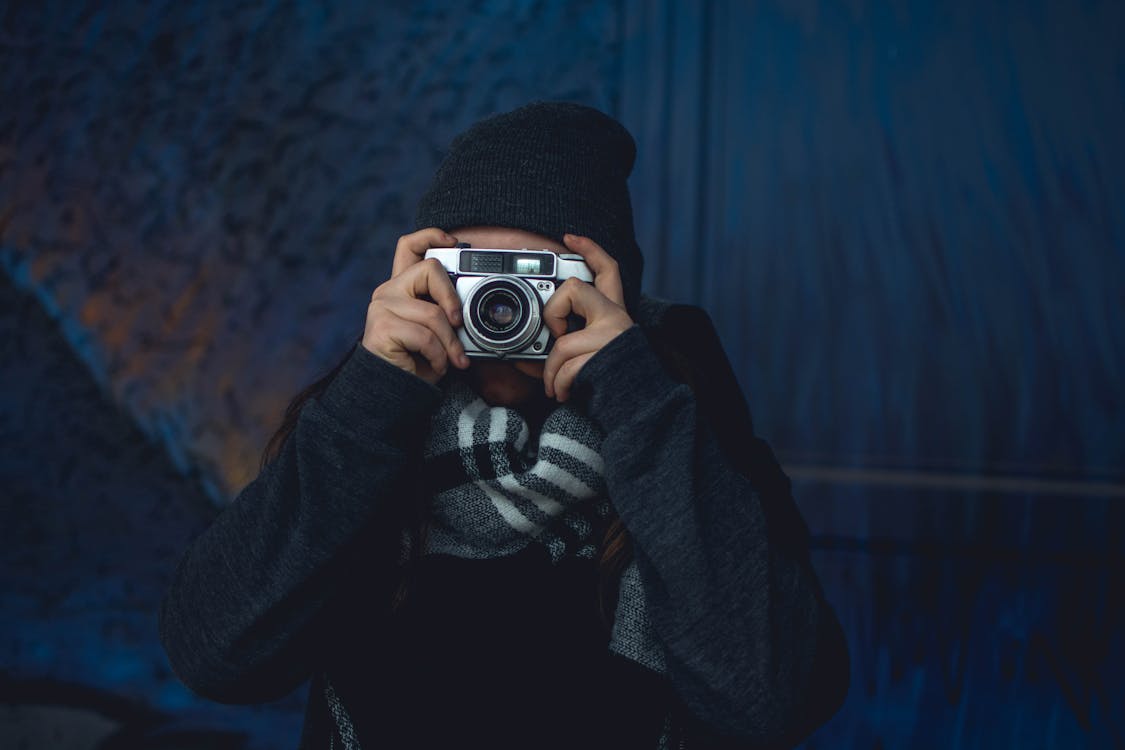 Vrouw In Grijs Jasje Met Muts