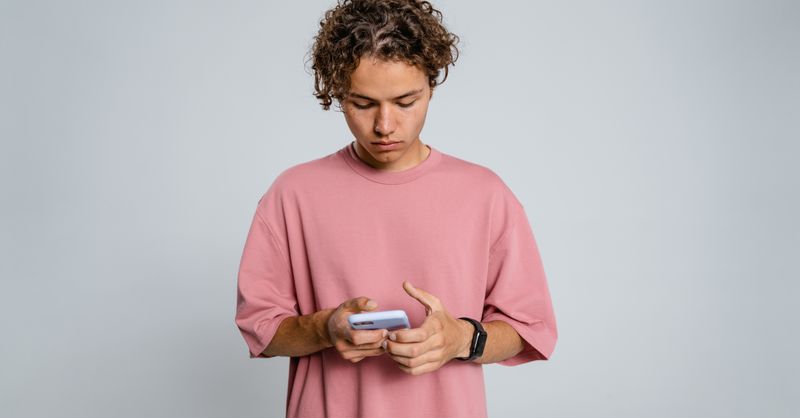 SMS, RCS ou message vocal : comment choisir le bon canal selon votre cas d’usage ?