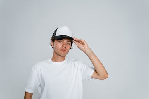 Безкоштовне стокове фото на тему «біла сорочка, кепка, людина»