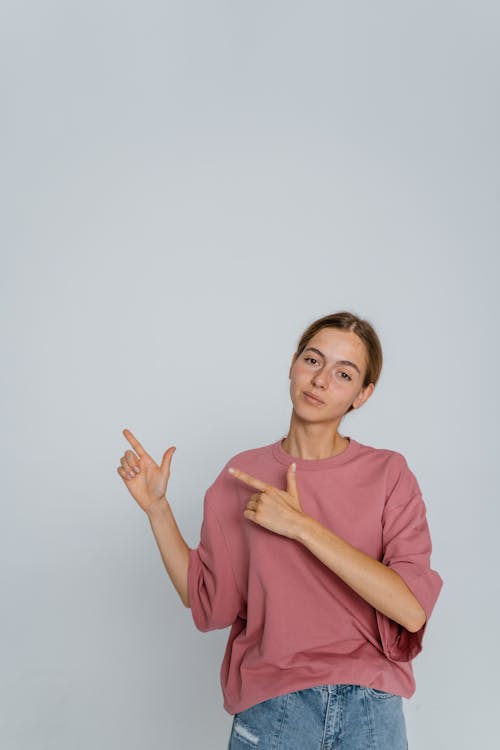 Foto profissional grátis de adolescente, apontando, camiseta