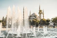 镜头中，伊斯坦布尔蓝色清真寺前景的喷泉，展现了伊斯兰建筑与花园的生机