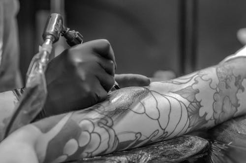 Free Grayscale Photo of Person Applying Tattoo Stock Photo