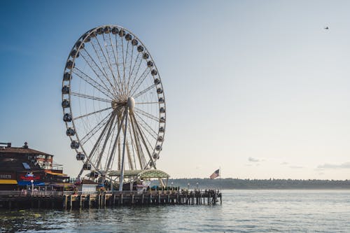 Free Ferris Wheel Near Body of Water Stock Photo