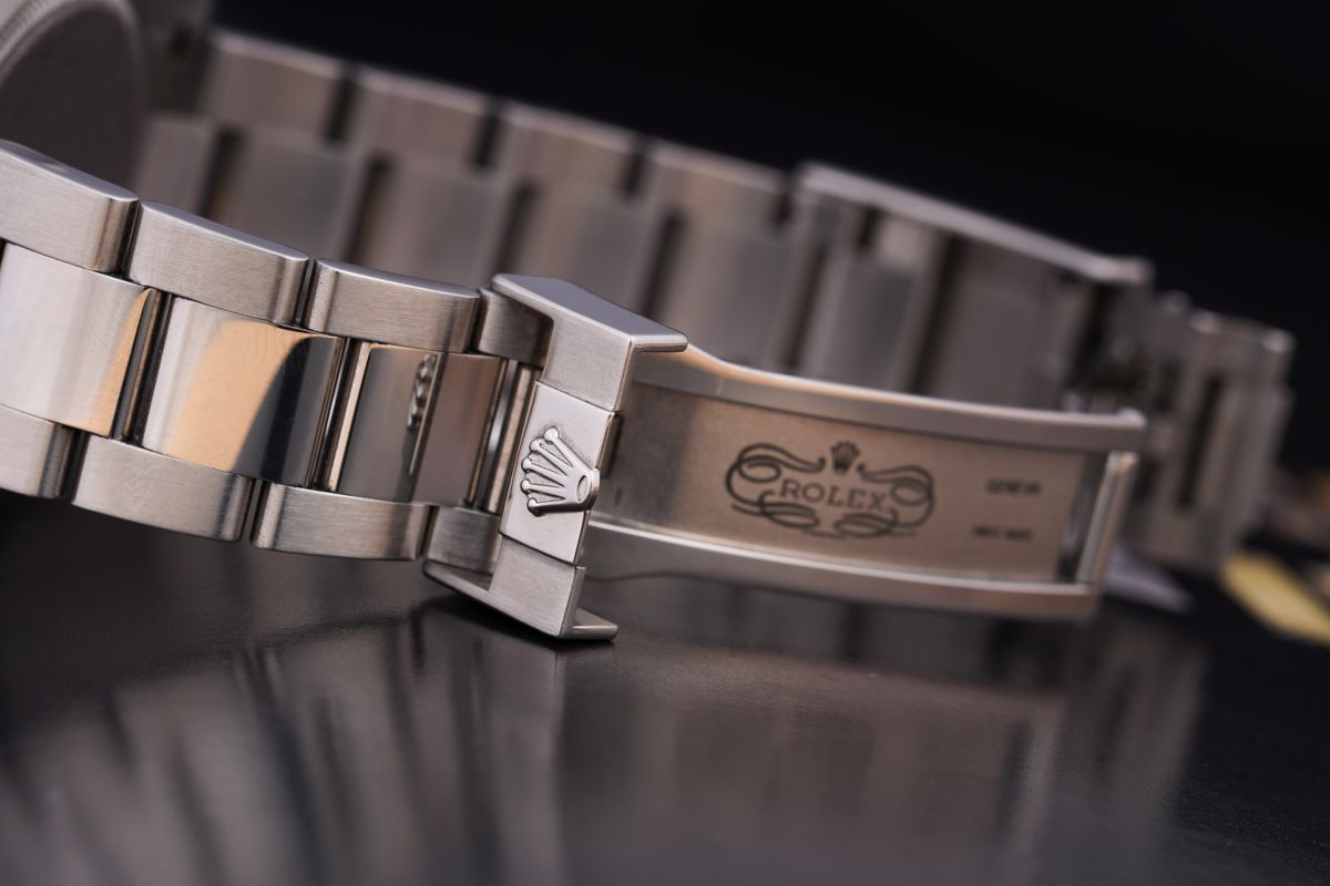 Interior del cierre de un brazalete Rolex Oyster con la corona y el texto ROLEX grabados