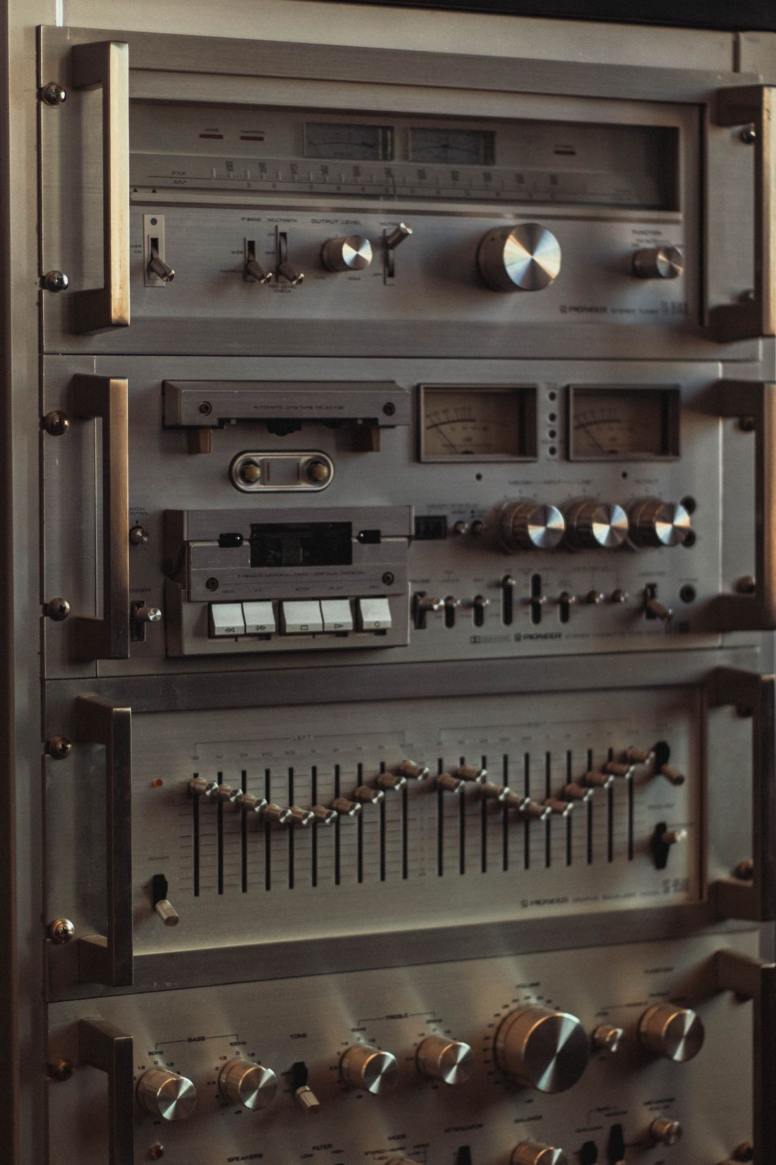 Chaîne HiFi vintage avec ses commandes audio