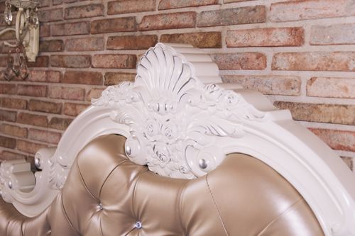 Free Luxurious tufted headboard against a rustic brick wall, showcasing elegance and style. Stock Photo