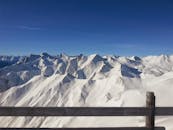 蔚蓝的天空下，白雪皑皑的山脉全景令人惊叹