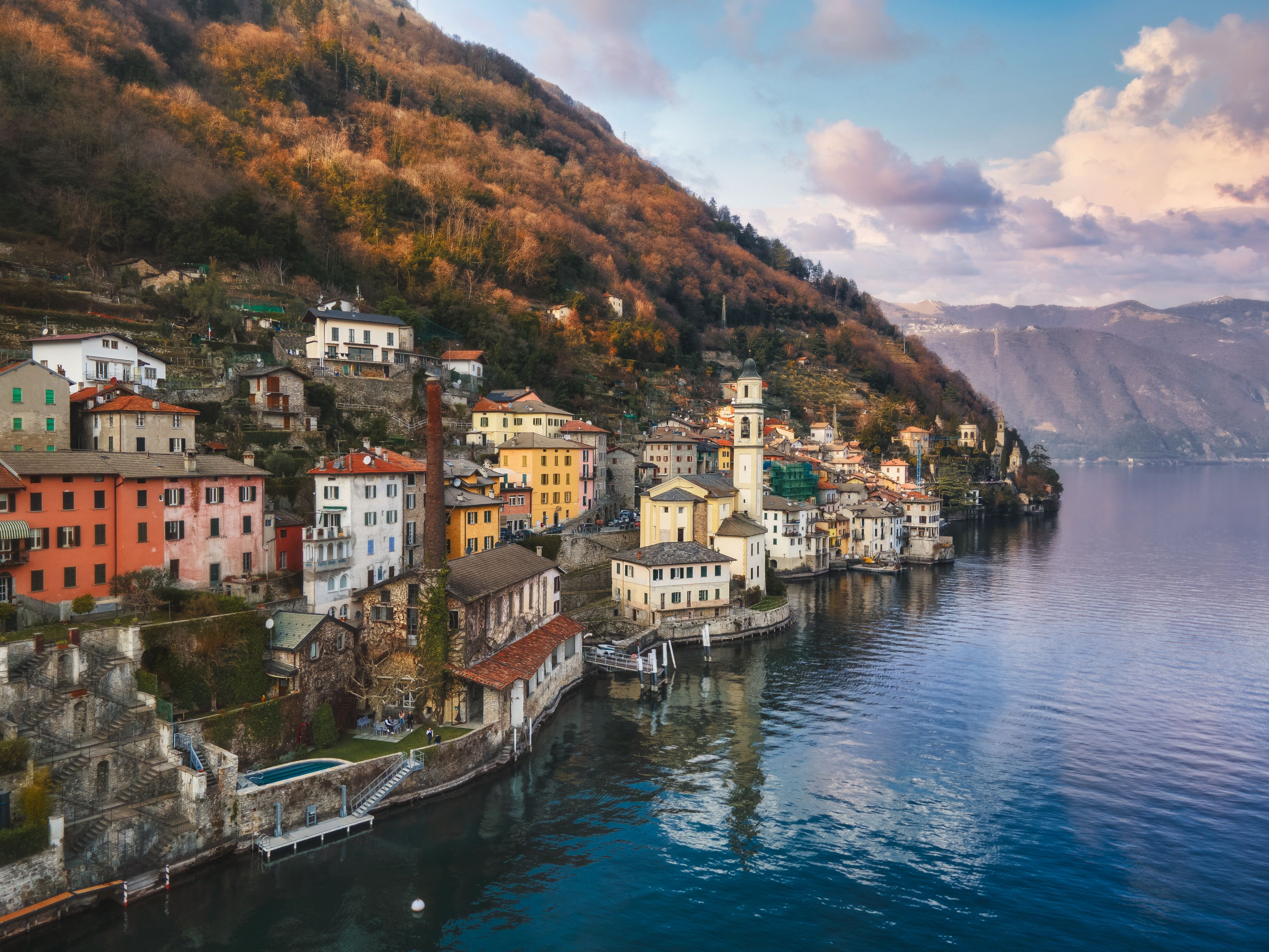 Vista aerea del borgo sul lago di Como