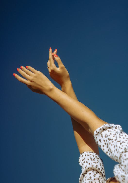 Kostnadsfri bild av armar uppvuxna, dag, finger naglar