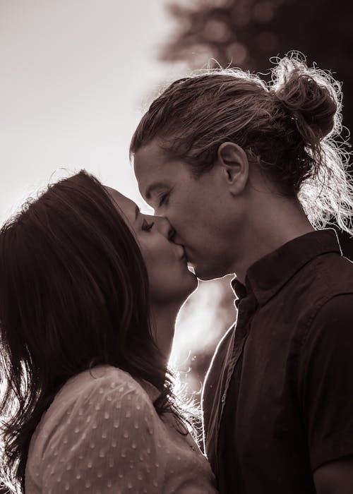 Ingyenes stockfotó csókolózás, egyszínű, együtt témában