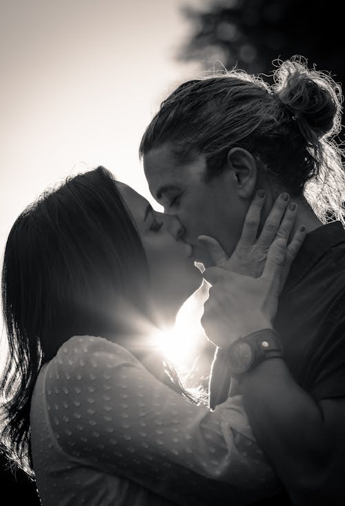 Free Grayscale Photo of Couple Kissing Stock Photo