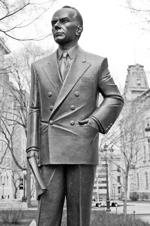 Free Monument of Man in Suit and Tie Stock Photo