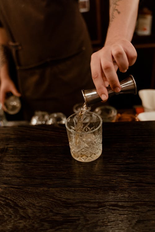 Fotobanka s bezplatnými fotkami na tému alkoholický nápoj, barman, barový pult