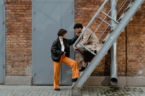 Casal urbano com estilo moderno