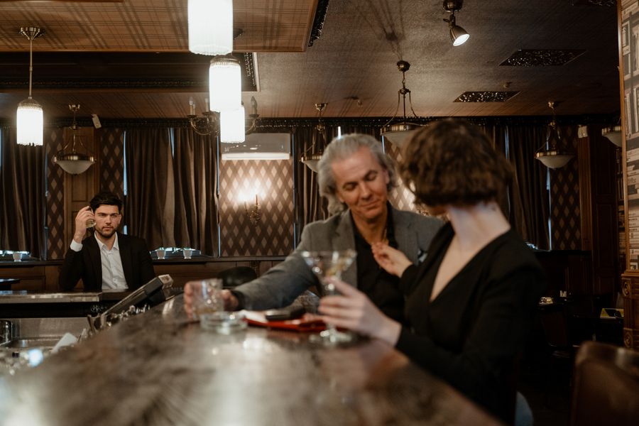 Bar glances