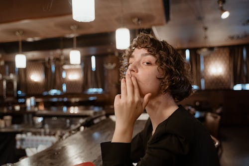 Kostenloses Stock Foto zu bar, frau, hübsch