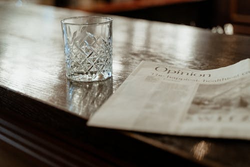 Kostenloses Stock Foto zu bar, getränk, holztisch