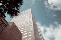 在迈阿密的蓝天下，高大的现代建筑玻璃窗闪闪发光