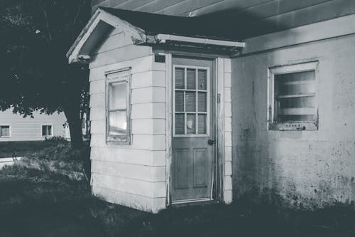 Fotos de stock gratuitas de abandonado, blanco y negro, casa antigua