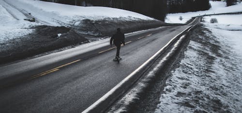 アスファルト道路を走っている人