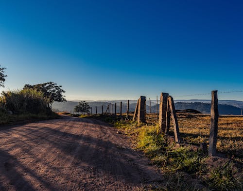 Kostenloses Stock Foto zu blauer himmel, feld, feldweg