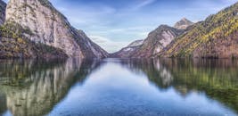 蓝天下，山脉壮丽，湖泊清澈，倒影完美