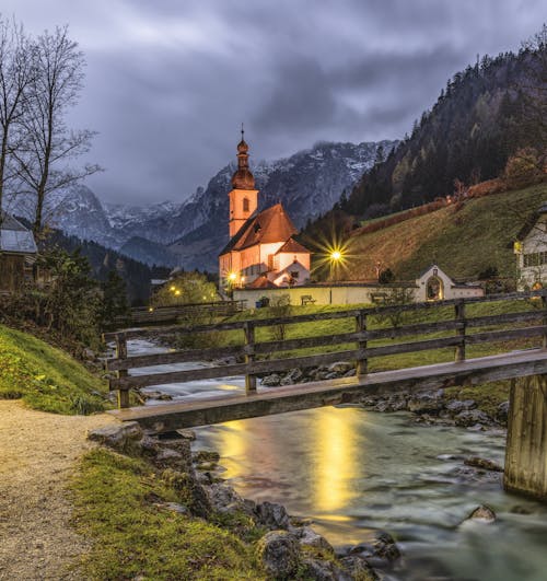 Brązowy I Beżowy Dom W Tle Góry