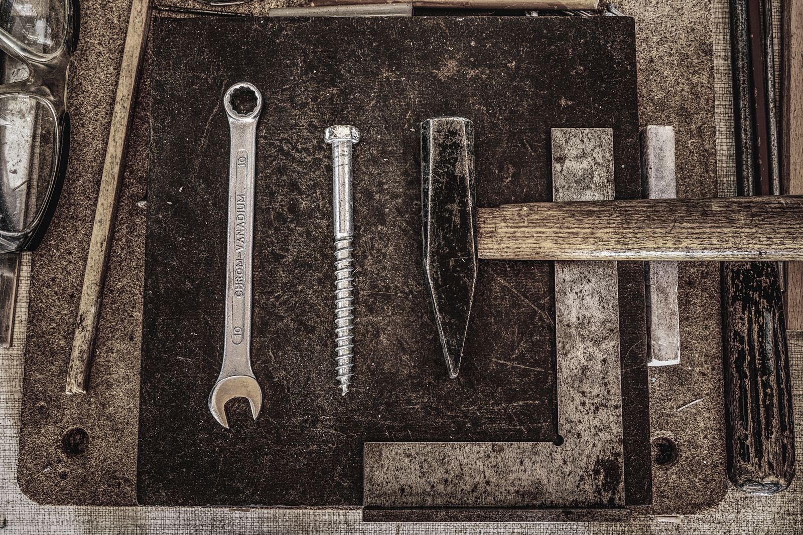Atelier de quincaillerie indépendant, étagères bois remplies d'outils à main, clés et tournevis sur un établi