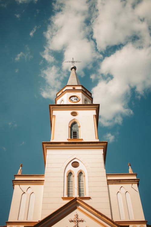 Бесплатное стоковое фото с архитектура, башня, белые облака