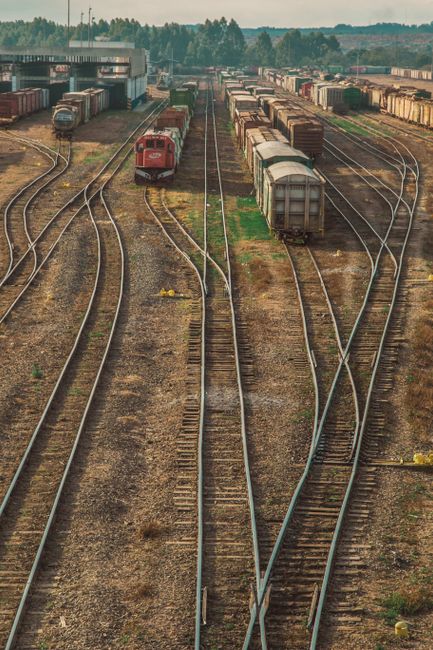 Fotomural Vista aérea de múltiples vías de tren y locomotoras en Ponta Grossa, Brasil.