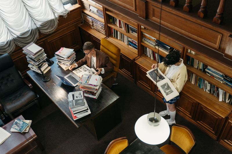 Elevi de gimnaziu studiind în biblioteca liceului