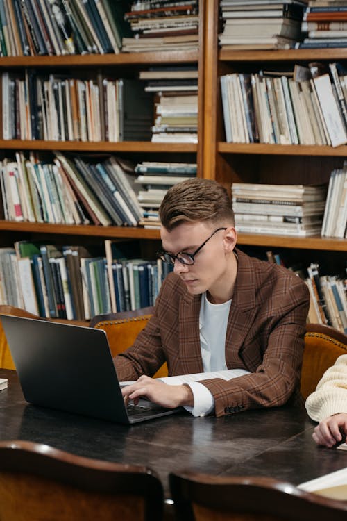 Gratis stockfoto met aan het studeren, bibliotheek, blazer