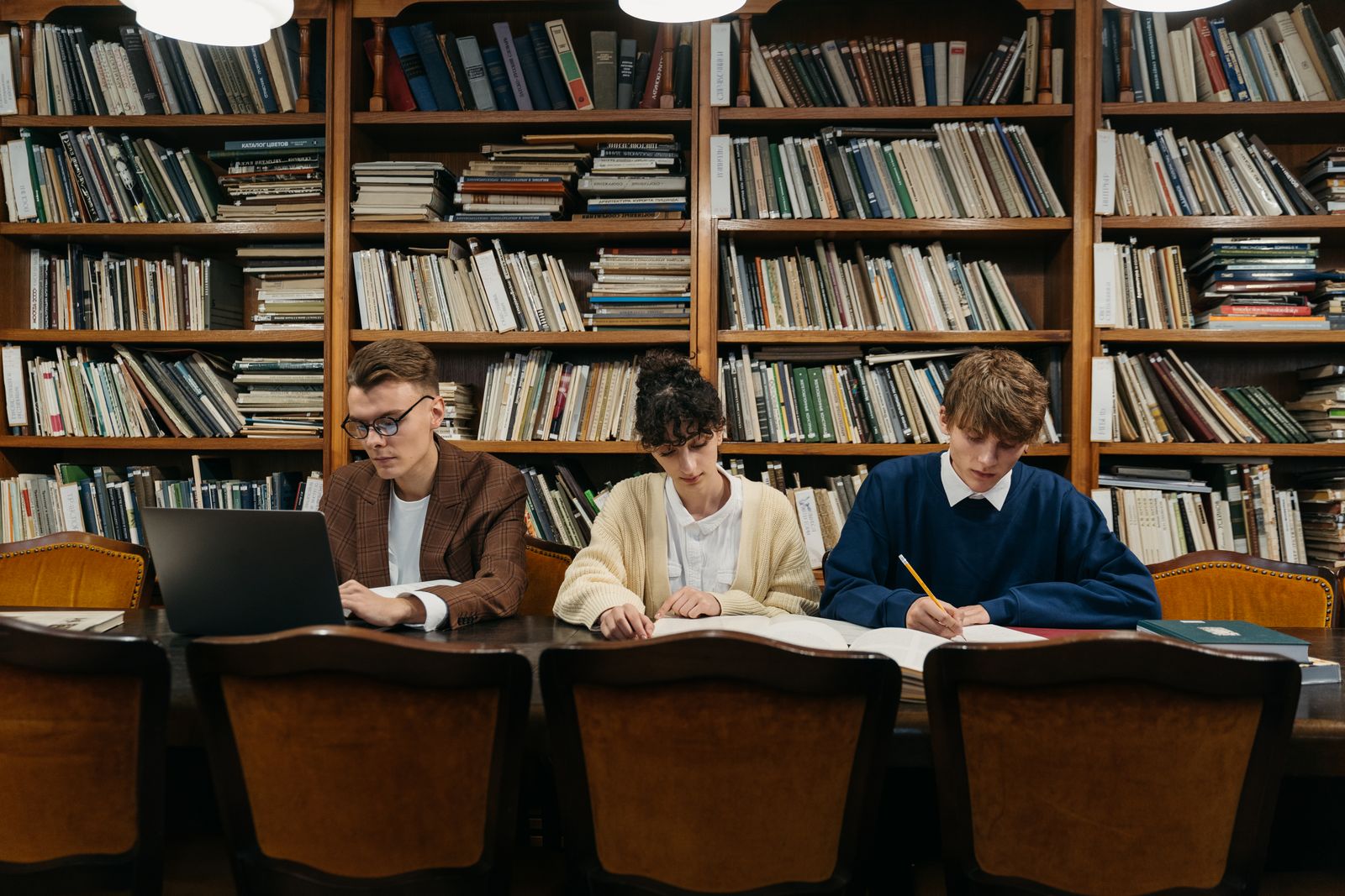 ADA and ADS students in the library at Multan Post Graduate College