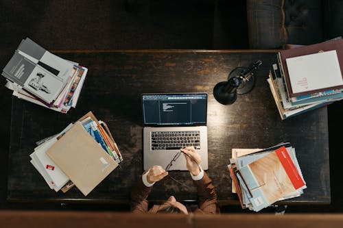 Gratis lagerfoto af bærbar computer, bibliotek, bøger