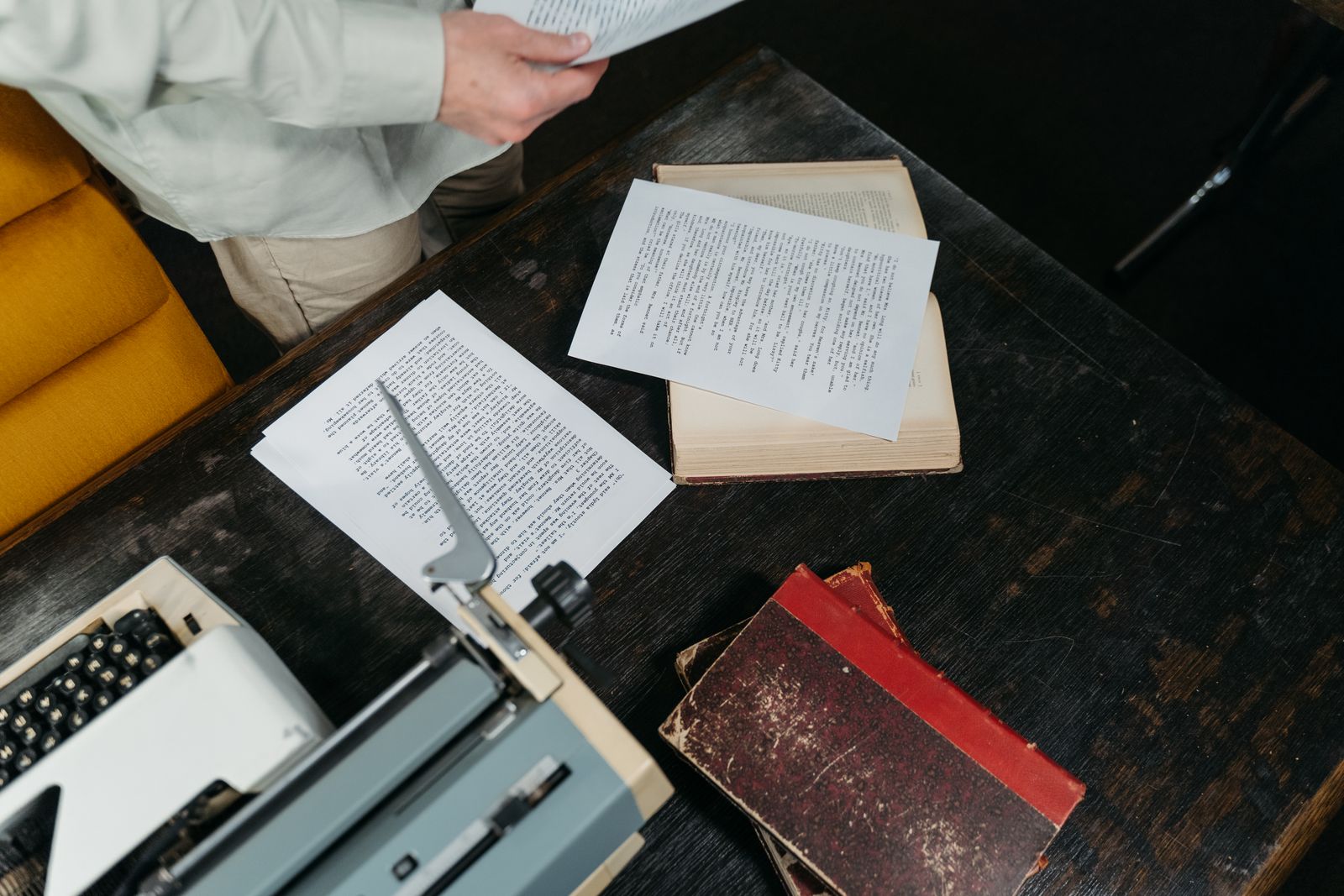 Bureau d’auteur avec livres, manuscrits et machine à écrire